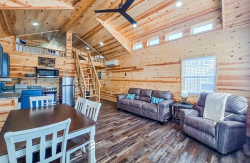 Checotah Cabin | Lakefront Bungalow at Belle Starr Marina