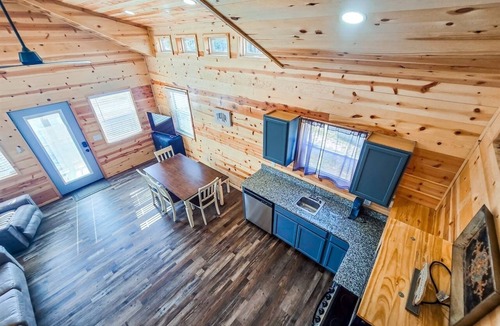 Checotah Cabin | Lakefront Bungalow at Belle Starr Marina