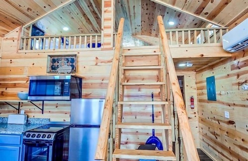 Checotah Cabin | Lakefront Bungalow at Belle Starr Marina