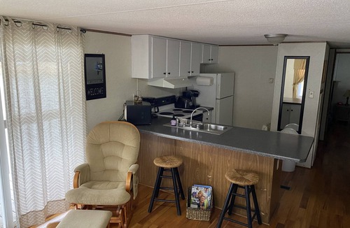 Butler House | Lakefront Bungalow, BOAT DOCK, Hot Tub, Firepit