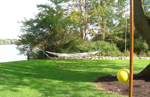 Coldwater House | Lakefront Bungalow w beach, kayaks & dock