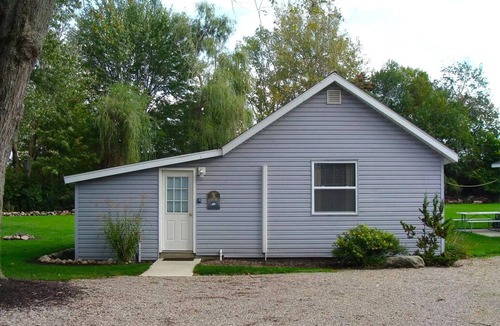 Coldwater House | Lakefront Bungalow w beach, kayaks & dock