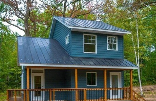 Luck Cottage | Lakefront Bunkhouse