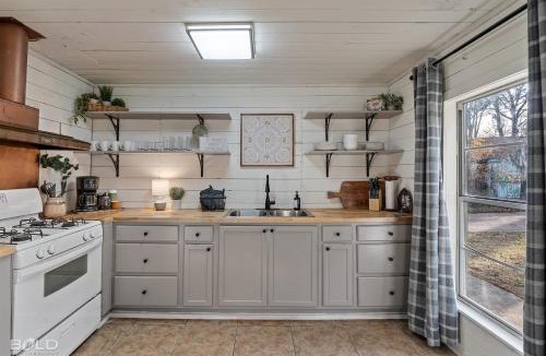 Uncertain House | Lakefront Cabiin, Hot Tub, Private Lake Access