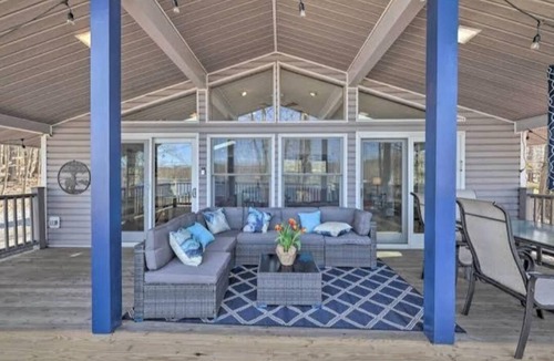 Locust Lake Village Cabin | Lakefront Cabin 2 Kayaks Fireplace Firepit All season water views Beach