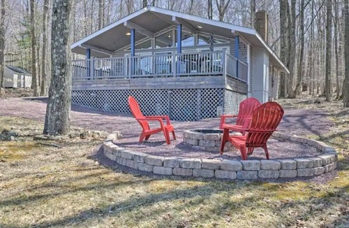 Locust Lake Village Cabin | Lakefront Cabin 2 Kayaks Fireplace Firepit All season water views Beach