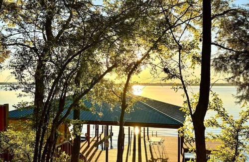 Flint Cabin | Lakefront Cabin 2BR Escape pvt. Hot Tub & Dock