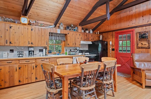 Stoddard Cabin | Lakefront Cabin/314` Shoreline
