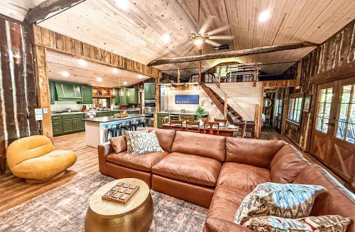 Camdenton House | Lakefront Cabin-4BD3BADockHottubFirepitKayaks