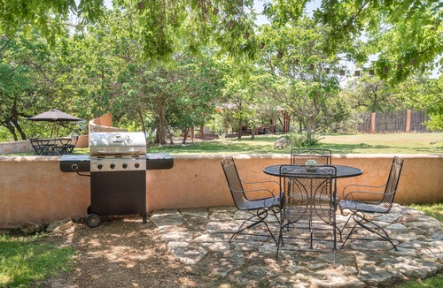 Spicewood House | Lakefront Cabin Adventure: Kayaks, Winery, Massage, SUPs, Yoga, Krause Springs!