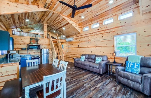 Checotah Cabin | Lakefront Cabin at Belle Starr Marina