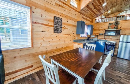 Checotah Cabin | Lakefront Cabin at Belle Starr Marina