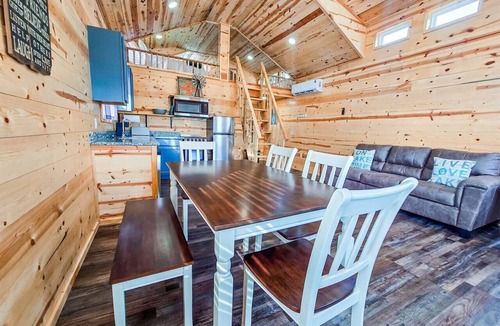 Checotah Cabin | Lakefront Cabin at Belle Starr Marina