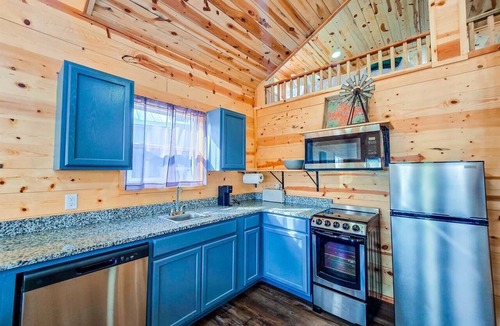 Checotah Cabin | Lakefront Cabin at Belle Starr Marina