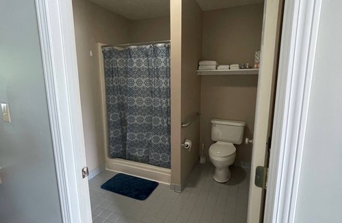 Cadiz Resort | Lakefront cabin in marina