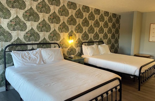 Cadiz Resort | Lakefront cabin in marina