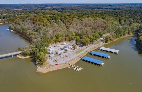 Cadiz Resort | Lakefront cabin in marina