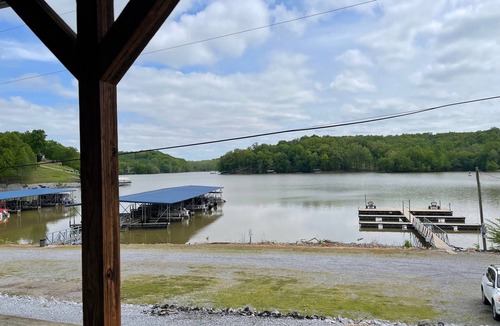 Cadiz Resort | Lakefront cabin in marina