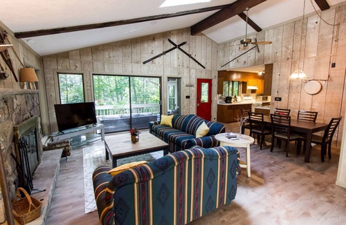 Gouldsboro Cabin | Lakefront Cabin in Poconos Mountain Resort