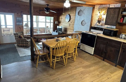 Brier Hill Cabin | Lakefront Cabin on Black Lake with Dock - Sleeps 13