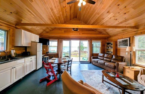 Franklin House | Lakefront Cabin Retreat w/Fire Pit & Yurt Experience