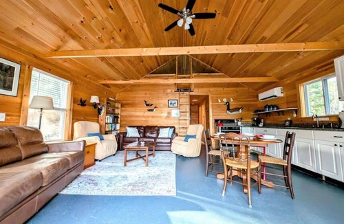 Franklin House | Lakefront Cabin Retreat w/Fire Pit & Yurt Experience