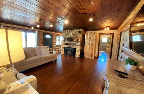Shady Cove House | Lakefront Cabin