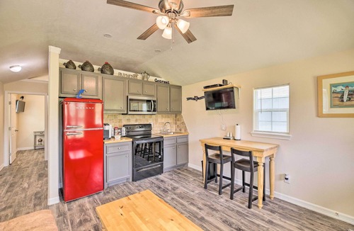 Woodville Cabin | Lakefront Cabin w/Access to 2 Paddleboats!