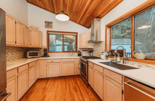 Hoodsport House | Lakefront Cabin w/Mountain views & Private dock!