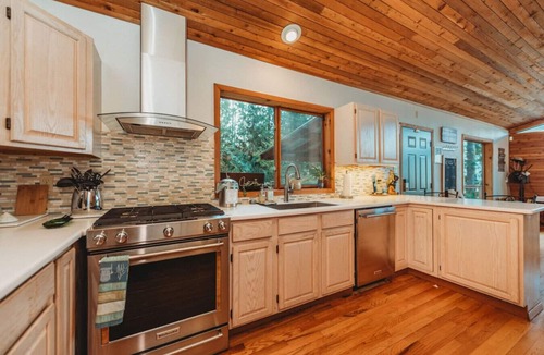 Hoodsport House | Lakefront Cabin w/Mountain views & Private dock!