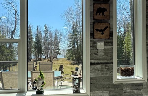 Hecla-Grindstone Provincial Park Cabin | Lakefront Cabin w/Private Beach, Deck, Veranda & Full Kitchen – Pet Friendly