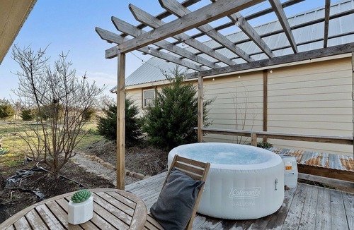 Weston Cabin | Lakefront cabin with hot tub! Kayak | Fish | Hike | Camp