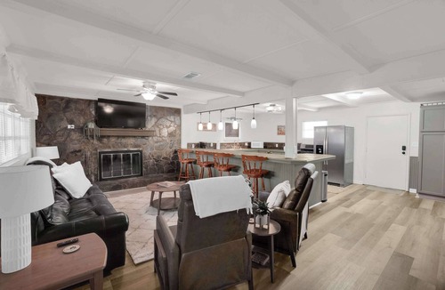 Eclectic Cabin | Lakefront Cabin with Private Dock