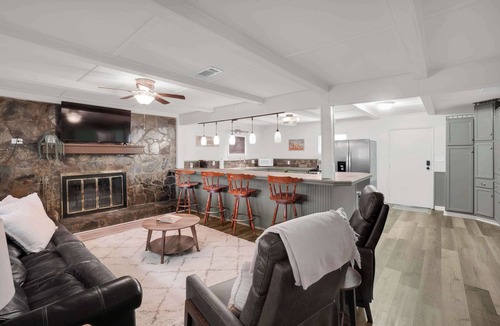 Eclectic Cabin | Lakefront Cabin with Private Dock