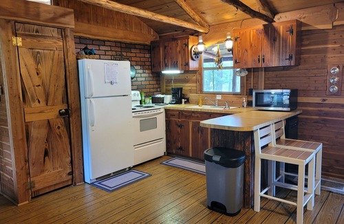 South Toledo Bend Cabin | Lakefront Cedar Cabin-South Toledo Bend-fishing pier,dock-covered parking-pets👌