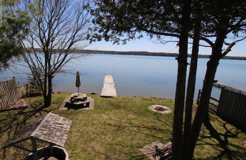Springwater Cottage | Lakefront Cedar Haven- Free use Canoe and Kayak, 1 hr from Toronto