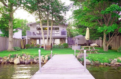 Springwater Cottage | Lakefront Cedar Haven- Free use Canoe and Kayak, 1 hr from Toronto