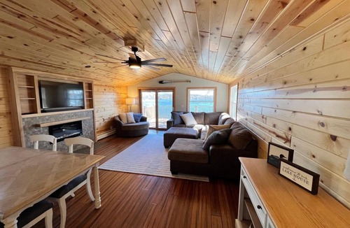 Annandale House | Lakefront Cedar Lake Cabin with Private Dock