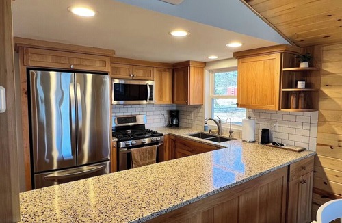 Annandale House | Lakefront Cedar Lake Cabin with Private Dock