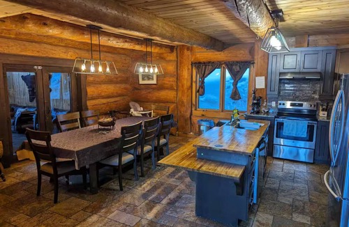 Wentworth-Nord Ski Chalet | Lakefront Chalet with Spa & Steam Room | Sleeps 12 | 1h from Montreal