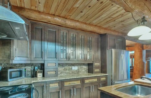 Wentworth-Nord Ski Chalet | Lakefront Chalet with Spa & Steam Room | Sleeps 12 | 1h from Montreal