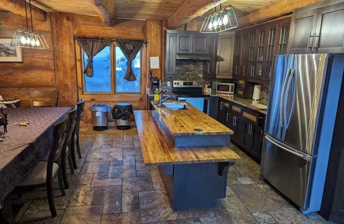 Wentworth-Nord Ski Chalet | Lakefront Chalet with Spa & Steam Room | Sleeps 12 | 1h from Montreal