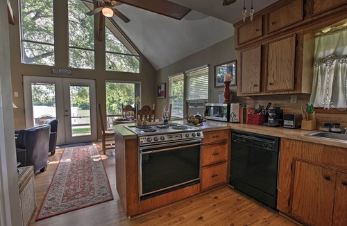 Votaw Ski Chalet | LAKEFRONT CHALET, LARGE YARD, GRILL, BEAUTIFUL VIEWS, ALL NEW APPLIANCES.