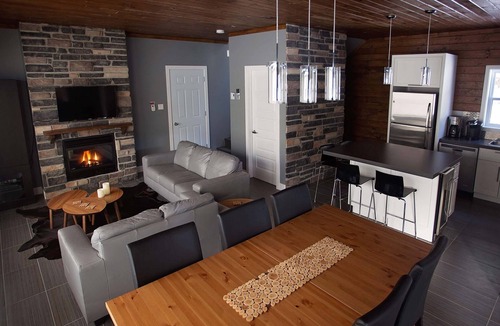 Trois-Rives Ski Chalet | Lakefront | Chalet Le Missionnaire