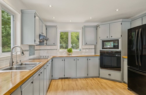 Cheneville Cottage | Lakefront Chalet on Lac-Simon with Sandy Beach, Sunsets & Fireplace