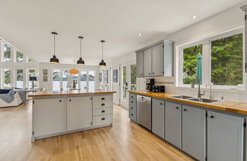 Cheneville Cottage | Lakefront Chalet on Lac-Simon with Sandy Beach, Sunsets & Fireplace