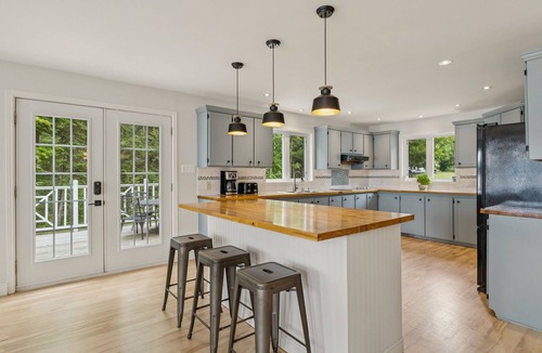 Cheneville Cottage | Lakefront Chalet on Lac-Simon with Sandy Beach, Sunsets & Fireplace