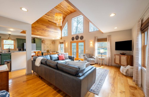 Treasure Lake Ski Chalet | Lakefront Chalet - Pet Friendly No Fee