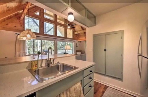 Cedar Bluff Cabin | Lakefront Chalet - Ramp/Pier/Dockn