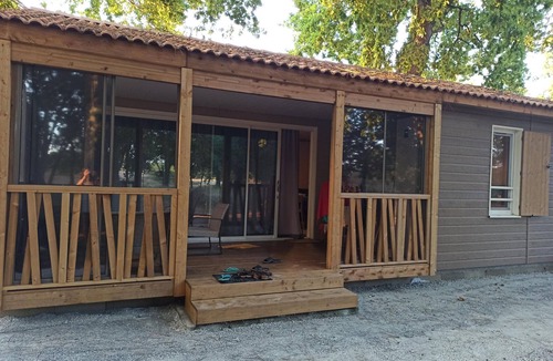 Labouheyre Ski Chalet | Lakefront chalet with pool, air conditioning, and parking